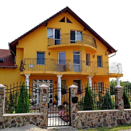 Hotel Casa Flora à Sînmartin Extérieur photo
