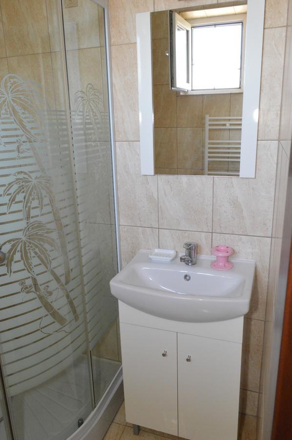 Hotel Casa Flora à Sînmartin Extérieur photo