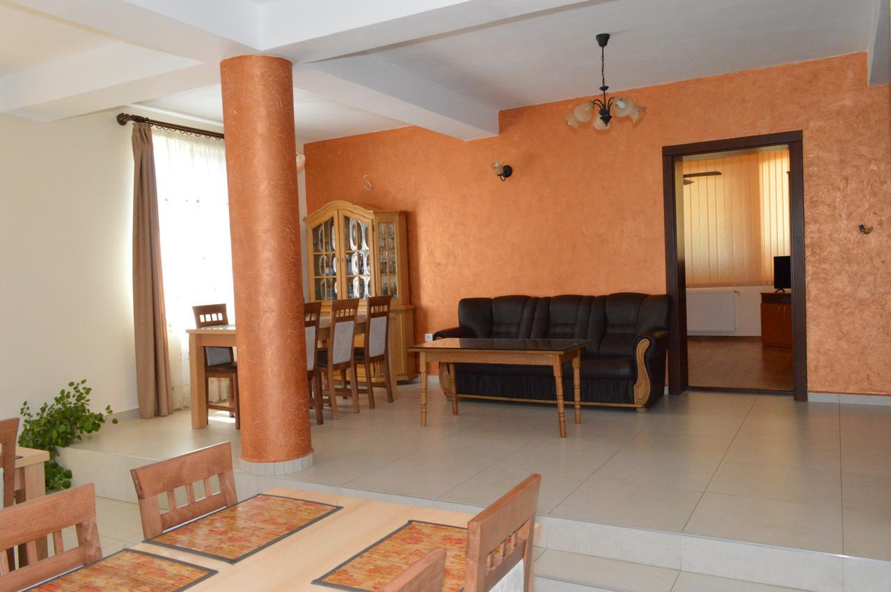 Hotel Casa Flora à Sînmartin Extérieur photo